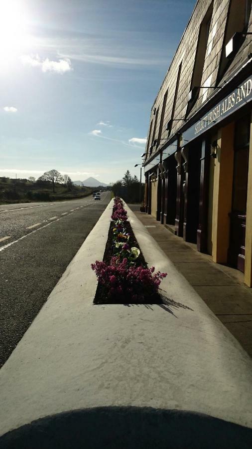 Marty'S Halfway House Hotel Westport Exterior foto